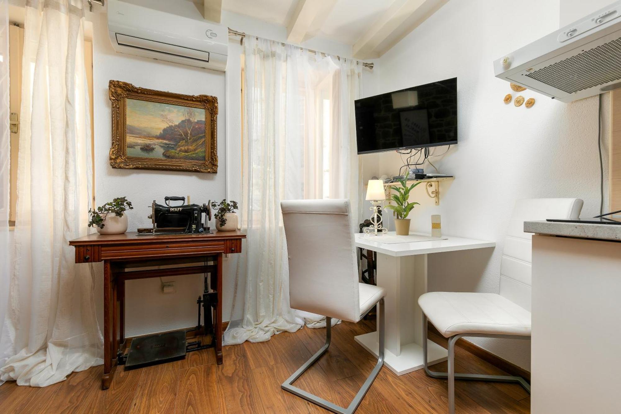 Duplex Camelia In Charming Old Town Apartman *