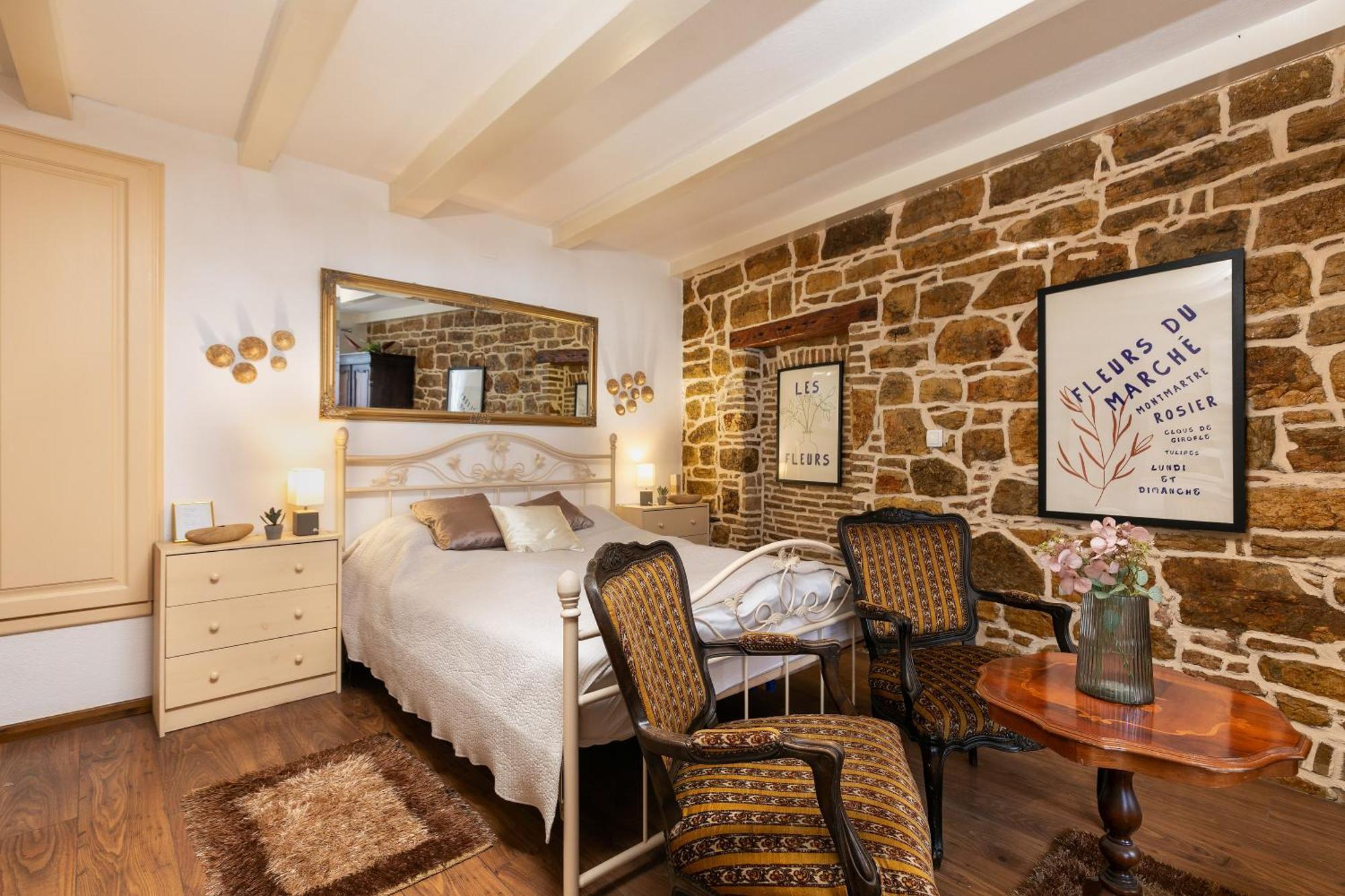 Duplex Camelia In Charming Old Town Apartman