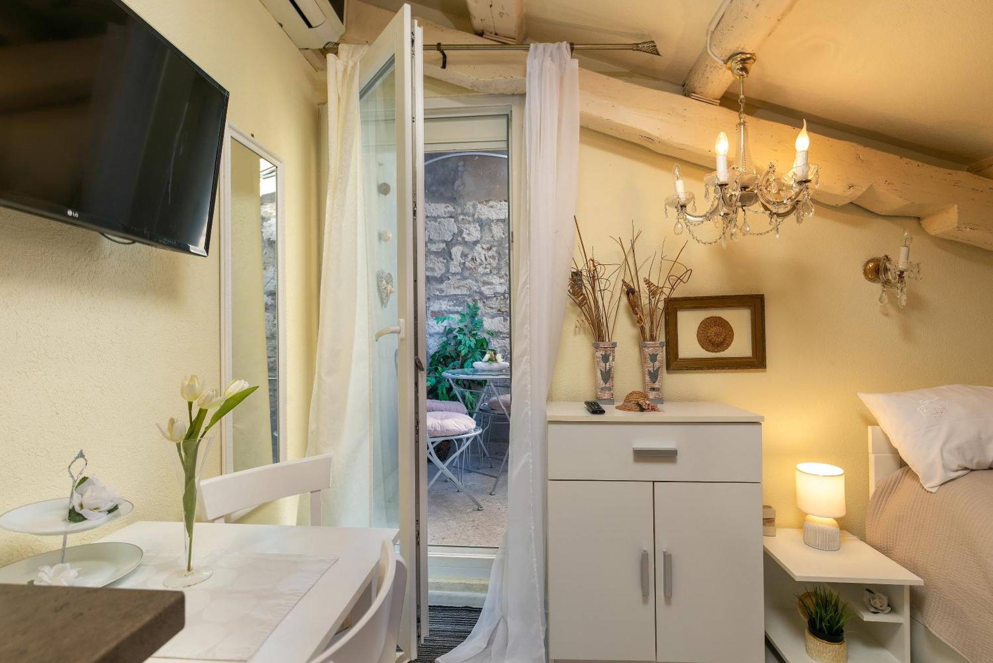 Duplex Camelia In Charming Old Town Apartman *