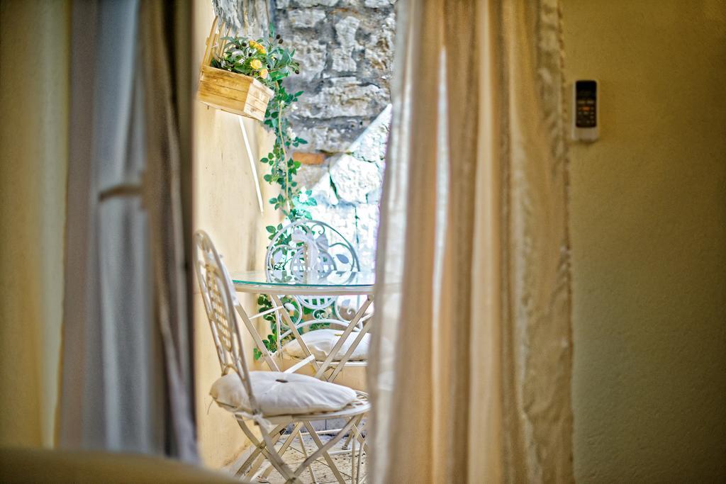 Duplex Camelia In Charming Old Town
